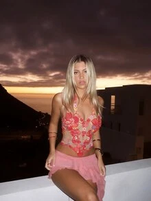 Women's Slim Flower Embroidered Halter Crop Top Deep V-Neck Sleeveless Backless Y2K Vest For Aesthetic Streetwear - 玫紅色 - 查看 2