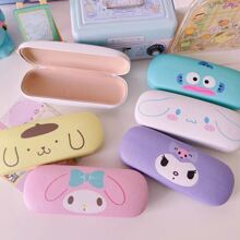 Sanrio Astuccio per occhiali carino con il personaggio Kuromi viola per donna, organizer per gioielli e occhiali da sole rosa con stampa My Melody, resistente e compressibile, accessorio portaocchiali estivo blu Cinnamoroll essenziale per auto e viaggio, portaocchiali da scrivania per scuola e ufficio, articoli Pochacco, regali di gruppo per damigelle, infermiere e insegnanti, regali per ragazze per vacanze e compleanni, articoli autorizzati Sanrio.