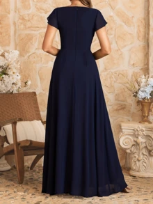 Elegancka sukienka z krótkim rękawem i dekoltem w serek, rozcięciem na dole, podkreślająca kobiece kształty