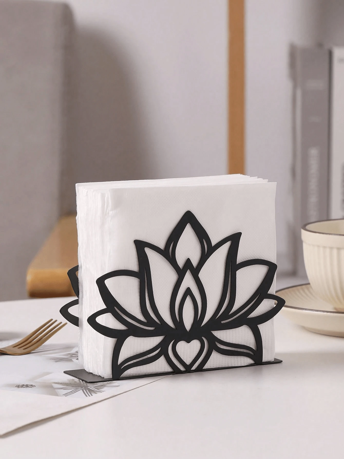 1 chiếc Giá để khăn ăn bằng kim loại hình hoa sen - Giá để khăn giấy bằng sắt hình trái tim thanh lịch, với thiết kế màu đen tinh xảo, thích hợp để trang trí bàn ăn tại nhà, khách sạn hoặc quán cà phê
