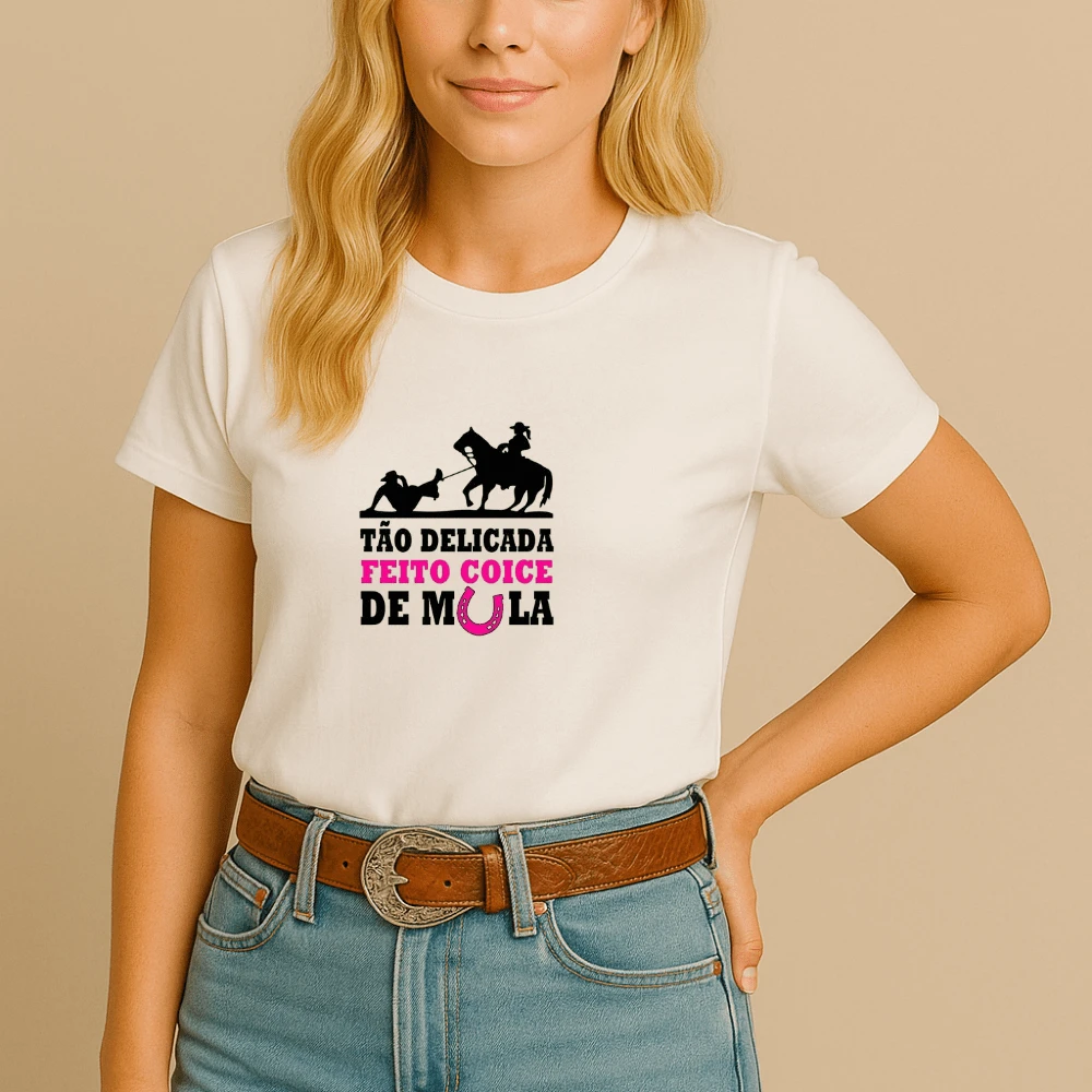Camiseta Algodão Modinha Estampada Tão Delicada Feito Coice de Mula Look Fashion Fofo Menina Mulher Feminina Manga Curta Roça Rodeio Festa