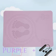 0.7厘米厚减震跳绳垫，轻便、隔音、防滑，采用柔软的TPE材质，便携式设计，适合家庭健身、瑜伽、学生、减肥等场合。