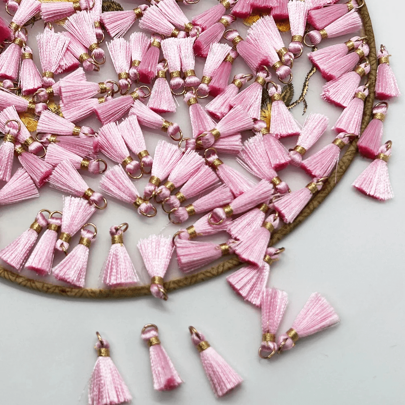 20mm Mini Metalowy Pierścień, Ozdoby Chwostów, Wisiorek Chwostów, Wisiorek, Rzemiosło, Biżuteria, Akcesoria Do Kolczyków, Materiał Dekoracyjny, Dekoracja Grzywki, Biżuteria Ręcznie Robiona DIY, Materiał Dekoracyjny Do Kolczyków, 39 Dostępnych Kolorów, Kolorowy Wisiorek Chwostów Ręcznie Robiony Ze Złotym Pierścieniem, Nadaje Się Do Akcesoriów Biżuterii DIY, Rękodzieła, Fanów, Dekoracji Wisiorków, Dekoracji Śliniaka Dla Zwierząt, Dekoracji Prezentów, Wystrój Domu, Prezenty Ślubne, Upominki Ślubne, Prezenty Świąteczne, Artykuły Imprezowe