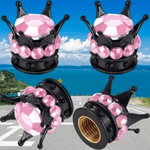 Ob beim Autofahren oder gemütlichen Radfahren, diese kronförmige Ventilkappe ist die perfekte Kombination für 4 Stück! Die sorgfältig gestaltete Kronenkontur glänzt mit exquisiten eingearbeiteten rosa Kristallen, die das Reifenventil vor Verstopfung schützen. Wir bieten Ihnen auch eine Vielzahl an leuchtenden Farben zur Auswahl an.
