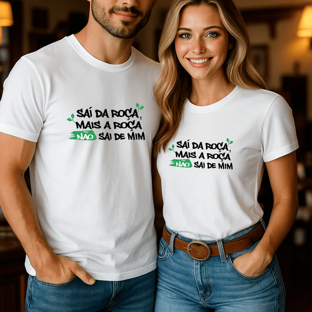 Camiseta Algodão Casal Estamp Sai da Roça, Mas a Roça Não Sai de Mim Country Blusa Unissex Feminino Masculino Com 1 Peça - Branco - Visão 1