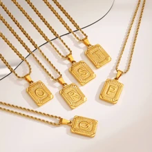 1 Pezzo Collana uomo personalizzata con ciondolo rettangolare in acciaio inossidabile stile hip-hop. Una nuova collana in acciaio al titanio con 26 lettere attorcigliate. L'accessorio non si sbiadisce ed è un regalo di compleanno per l'uso quotidiano.