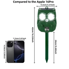 Répulsif animal à ultrasons, répulsif animal extérieur alimenté par énergie solaire avec lampe de poche LED et détecteur de mouvement, panneau solaire rechargeable, câble de charge USB, repousse efficacement les animaux envahissants comme les rats, les mouffettes, les renards, les lapins, les hiboux, les ratons laveurs et autres nuisibles. Le haut-parleur à ultrasons émet un bruit pour éloigner les écureuils, les cerfs, les ratons laveurs, les lapins, les chats, les chiens, les mouffettes et les renards des fermes et des jardins.