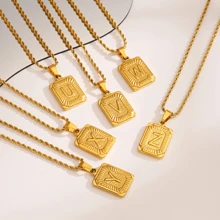 1 Pezzo Collana uomo personalizzata con ciondolo rettangolare in acciaio inossidabile stile hip-hop. Una nuova collana in acciaio al titanio con 26 lettere attorcigliate. L'accessorio non si sbiadisce ed è un regalo di compleanno per l'uso quotidiano.
