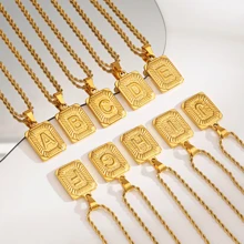 1 Pezzo Collana uomo personalizzata con ciondolo rettangolare in acciaio inossidabile stile hip-hop. Una nuova collana in acciaio al titanio con 26 lettere attorcigliate. L'accessorio non si sbiadisce ed è un regalo di compleanno per l'uso quotidiano.