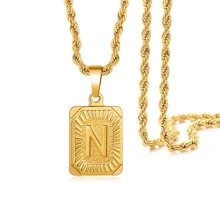 1 Pezzo Collana uomo personalizzata con ciondolo rettangolare in acciaio inossidabile stile hip-hop. Una nuova collana in acciaio al titanio con 26 lettere attorcigliate. L'accessorio non si sbiadisce ed è un regalo di compleanno per l'uso quotidiano.
