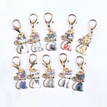 10 件珐琅可爱猫咪吊饰钥匙扣，彩色小猫，闪光，经典主题，龙虾扣，非常适合可爱的钱包/包包配件，耐用的金色钥匙扣，手提包，汽车装饰，送给猫爱好者的完美礼物，时尚配饰，彩色装饰，适合日常使用和派对，也是很棒的返校礼物，汽车配件，哥特 Y2k