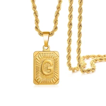 1 Pezzo Collana uomo personalizzata con ciondolo rettangolare in acciaio inossidabile stile hip-hop. Una nuova collana in acciaio al titanio con 26 lettere attorcigliate. L'accessorio non si sbiadisce ed è un regalo di compleanno per l'uso quotidiano.