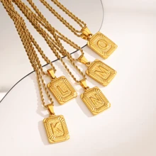 1 Pezzo Collana uomo personalizzata con ciondolo rettangolare in acciaio inossidabile stile hip-hop. Una nuova collana in acciaio al titanio con 26 lettere attorcigliate. L'accessorio non si sbiadisce ed è un regalo di compleanno per l'uso quotidiano.