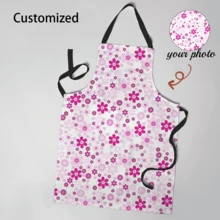 个性化定制粉色蝴蝶结围裙，生日和周年纪念日的理想礼物，适合送给朋友、情侣、家人和同事。耐用涤纶围裙，适合烹饪等场合，可定制文字，适合父亲节、母亲节、万圣节、圣诞节、平安夜、情人节、生日、个性化周年纪念日、感恩节等场合。