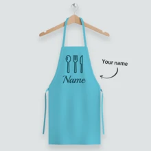 个性化定制粉色蝴蝶结围裙，生日和周年纪念日的理想礼物，适合送给朋友、情侣、家人和同事。耐用涤纶围裙，适合烹饪等场合，可定制文字，适合父亲节、母亲节、万圣节、圣诞节、平安夜、情人节、生日、个性化周年纪念日、感恩节等场合。