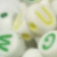 Letra blanca, verde y amarilla