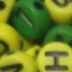 Letra negra verde y amarilla