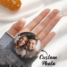 1 personalisierter Fotobadge mit rundem Design, individualisierter Button Badge, individualisierter Text/Logo/Foto Button Badge, individualisierte Brosche, personalisierter Button Rucksack Accessoire, individualisierter Tasche Accessoire Badge Brosche, Geschenkidee für Jahrestag, Ihn/Sie, Valentinstag, Muttertag, Vatertag, Geburtstag, Abschlussfeier oder Paar