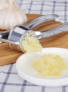 1 Stück Edelstahl Knoblauchpresse, manuelle Knoblauchpresse, rostbeständig und sichere Knoblauchreibe, einfach zu benutzender Knoblauch- und Ingwer-Zerkleinerer, Knoblauchwürfel, leicht zu drücken und zu reinigen, Obst- und Gemüsegerät, Küchenutensilie, Küchenhelfer, unverzichtbarer Haushaltsbedarf, kreatives Küchengerät, geeignet für Hotel, Restaurant, Küche, Gewürzwerkzeug, Küchenzubehör, für die tägliche Zubereitung