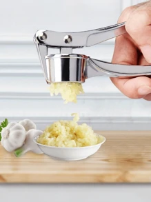1 Stück Edelstahl Knoblauchpresse, manuelle Knoblauchpresse, rostbeständig und sichere Knoblauchreibe, einfach zu benutzender Knoblauch- und Ingwer-Zerkleinerer, Knoblauchwürfel, leicht zu drücken und zu reinigen, Obst- und Gemüsegerät, Küchenutensilie, Küchenhelfer, unverzichtbarer Haushaltsbedarf, kreatives Küchengerät, geeignet für Hotel, Restaurant, Küche, Gewürzwerkzeug, Küchenzubehör, für die tägliche Zubereitung