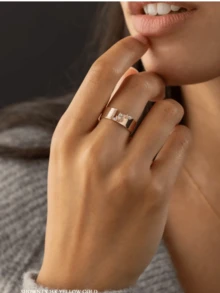 奢华金鸡尾酒戒指，镶嵌闪亮方晶锆石，适合婚礼、订婚和正式活动，是送给女性的绝佳礼物