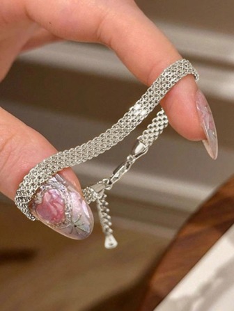 1 件优雅银色不褪色心形吊坠手链，非常适合情人节、周年纪念日和日常时尚穿着