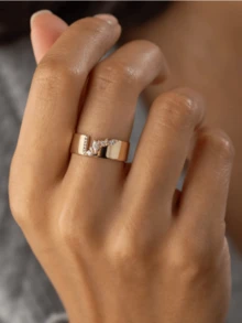 奢华金鸡尾酒戒指，镶嵌闪亮方晶锆石，适合婚礼、订婚和正式活动，是送给女性的绝佳礼物