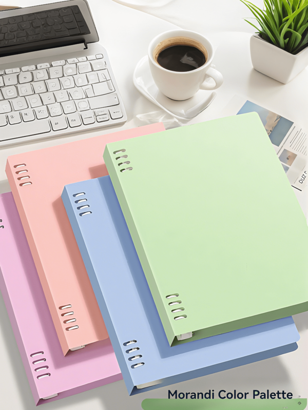 Cuaderno de hojas sueltas de colores suaves, con dos opciones de tamaño y cuatro elecciones de color (el relleno no está incluido, se vende por separado). ¡Agrega un toque elegante a tu vida diaria! Los colores suaves calman la vista, cada página se siente talla grande cómoda para escribir. Diseño flexible de hojas sueltas, fácil de organizar materiales, di adiós al caos. Adecuado para la oficina, la escuela, las reuniones, la contabilidad, las manualidades, el registro de la vida, la planificación del fitness, el regreso a la escuela y talla grande.