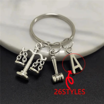 Porte-clés 26 lettres Balance de la justice Marteau Porte-clés Juge Justice Porte-clés Avocat Cadeau d'anniversaire Sac à dos pour l'école Accessoires de voiture Gothique mignon Y2k Porte-badges avec porte-carte d'identité Accessoires de voiture Breloques de sac