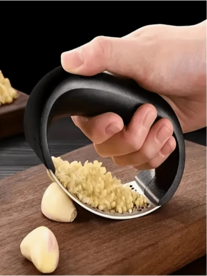 不锈钢手动压蒜器，符合人体工程学的黑色手柄 - 多功能厨房压蒜器，无需电力
