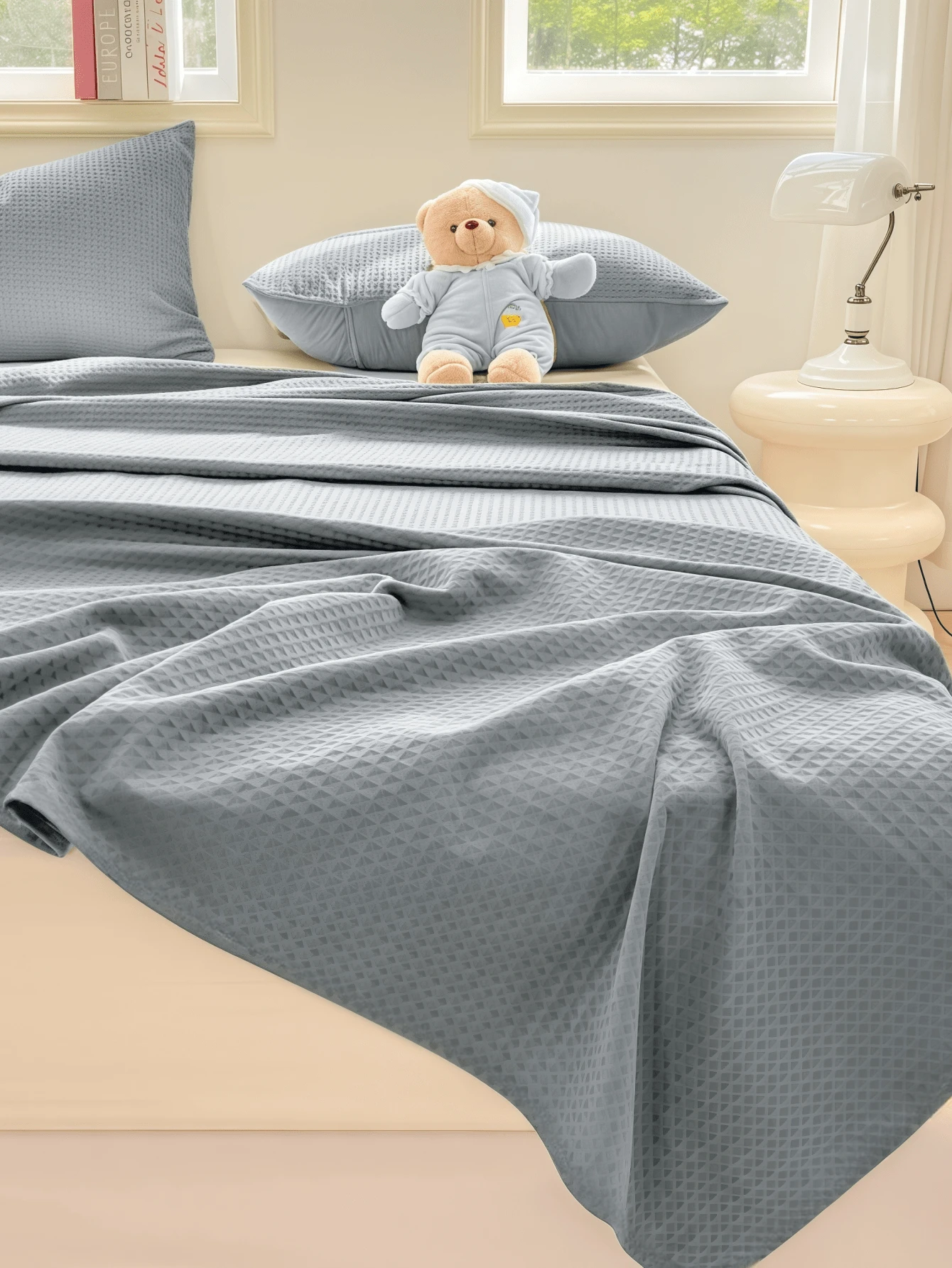 1 件现代华夫格编织床单，采用柔软透气的涤纶面料制成，可机洗