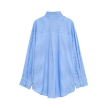 Camisa Oversized de Manga Longa com Babado no Ombro Única Fileira de Botões Azul Listrada para Mulheres, Primavera/Verão da DEEKA - Azul - Visão 3