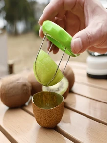 1-delige kiwisnijder, 2-in-1 handmatige plastic fruitschiller met gebogen roestvrijstalen lemmet, handmatige mangosnijder, geschikt voor het bereiden van salades, geen elektriciteit nodig, kiwischiller, kiwisplitter, fruitschiller, schilgereedschap, kerstcadeau, gemakkelijk te verwijderen fruitschil, geschikt voor keuken en picknick in de buitenlucht, draagbaar en eenvoudig te gebruiken klein gereedschap, willekeurige kleur/stijl