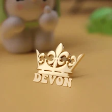 Broche avec nom en forme de couronne personnalisée - Broche personnalisée en acier inoxydable élégante, design de couronne vintage, délicate et convenant à divers styles vestimentaires, cadeau pour la famille et les amis, la Saint-Valentin, la Fête des Mères, la Fête des Pères, la saison de remise des diplômes
