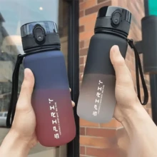 1 个 750/1000ml 户外休闲渐变运动水瓶 - 防漏翻盖、一键打开、便携、PC 材质 - 适合健身爱好者和户外运动爱好者 - 非常适合健身房、学校、骑自行车、徒步旅行和旅行 - 情人节、独立日、母亲节、复活节礼物 - 彩色 - 查看 4