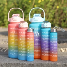 مجموعة زجاجات مياه بتدرج أزرق وزهري من التريتان سعة (2لتر + 1 لتر + 500 مل) ، أكواب رياضية مضادة للتسرب ب-أغطية قابلة للنقر، متينة، وبتصميم نمط المطفي، مناسبة للجيم، والرحلات، والاستخدام العائلي