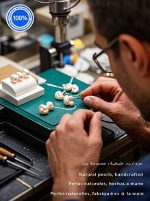 Um par [nova coleção de moda 2025] de brincos de pérolas originais Plata 925. Este requintado par de brincos apresenta um pino de pérola natural, suspendendo elegantemente uma silhueta inspirada em pétalas, trabalhada com cinco cristais meticulosamente polidos.