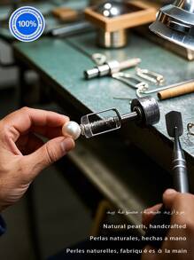Um par [nova coleção de moda 2025] de brincos de pérolas originais Plata 925. Este requintado par de brincos apresenta um pino de pérola natural, suspendendo elegantemente uma silhueta inspirada em pétalas, trabalhada com cinco cristais meticulosamente polidos.