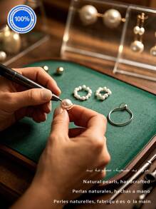 Um par [nova coleção de moda 2025] de brincos de pérolas originais Plata 925. Este requintado par de brincos apresenta um pino de pérola natural, suspendendo elegantemente uma silhueta inspirada em pétalas, trabalhada com cinco cristais meticulosamente polidos.
