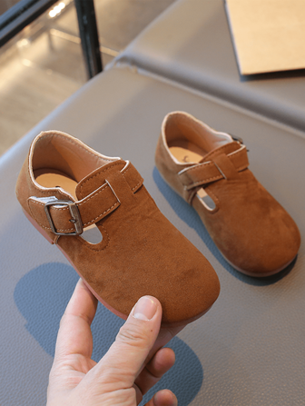 1 双儿童复古纯色软底平底鞋，轻便、防滑、适合度假、日常穿着、时尚舒适的步行鞋。适合户外活动和休闲穿着，钩环闭合，适合男孩和女孩，四季皆宜。