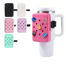 1 pièce Manchon en silicone pour bouteille d'eau avec 5 pièces d'accessoires aléatoires, porte-bouteille d'eau portable, sac de rangement pratique pour la course et la fitness, convient pour les bouteilles de 30 oz/40 oz et les bouteilles de sport, fournitures scolaires