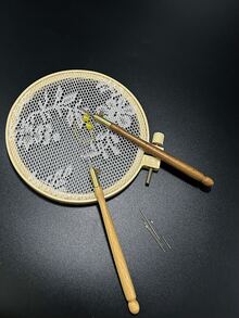 1 Set Luneville Sparkling Beaded Embroidery Tools: Tambour Hook In Brown And Apricot Handles, With 3 Needle Set S Couture - Multicolor - View 3