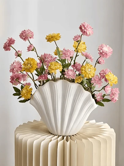 1件容量精致，优雅简约，贝壳形花瓶。风格清新，白色波浪造型，带有纹理细节，可用于插花，适合日常家居装饰。