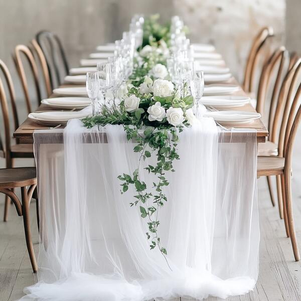 1 Stück eleganter weißer transparenter Mesh Tischläufer, weißer schimmernder Mesh Stoff mit Blumendekoration - rechteckig aus Polyester, graziös drapiert, ideal für Partys, Cafés und Hotel-Dekoration, geeignet für Hochzeiten, Restaurants und besondere Anlässe