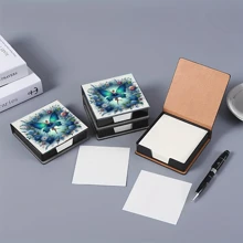 Confezione decorativa di adesivi non cristallini, in stile artistico, utilizzabile per conservare note e decorare la scrivania. Le note adesive sono composte da 160 pagine firmate, una cancelleria versatile per note, compiti e uso quotidiano.