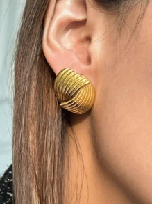 A Pair Of Vintage Zinc Alloy Square Wave Texture Earrings, An Elegant Party Choice, Suitable For Banquets