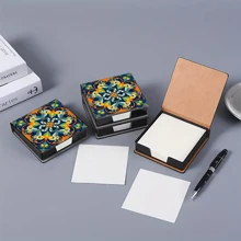 Elegante scatola per decorata, in stile artistico, può essere utilizzata per conservare note e decorare la scrivania. Le note adesive allegate hanno 160 pagine firmate, adatte per registrare idee, compiti e altro materiale da cancelleria quotidiano