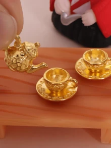 4 pièces Miniature Mobilier de cuisine Théière en métal, Tasse à thé et Ensemble d'assiettes, Jouets de simulation d'aliments en alliage miniatures, Pour la décoration de maison de poupée, Jouets de jeu de rôle, Décoration de chambre, Affichage de bureau.