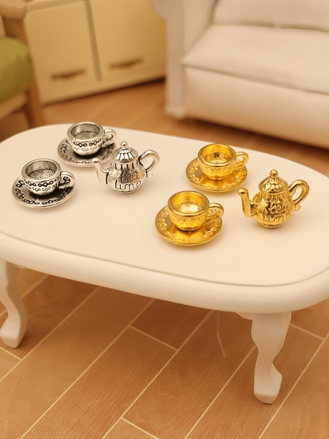 4 pièces Miniature Mobilier de cuisine Théière en métal, Tasse à thé et Ensemble d'assiettes, Jouets de simulation d'aliments en alliage miniatures, Pour la décoration de maison de poupée, Jouets de jeu de rôle, Décoration de chambre, Affichage de bureau.
