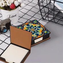 Elegante scatola per decorata, in stile artistico, può essere utilizzata per conservare note e decorare la scrivania. Le note adesive allegate hanno 160 pagine firmate, adatte per registrare idee, compiti e altro materiale da cancelleria quotidiano